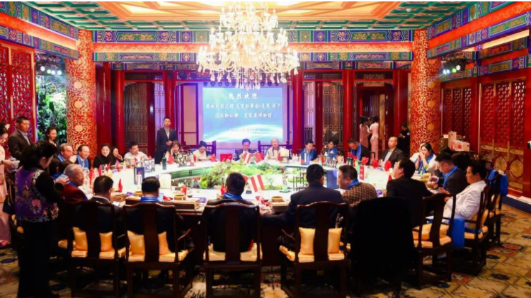 国外“名流”来华掘金：合影三千元起 中介称可获人脉